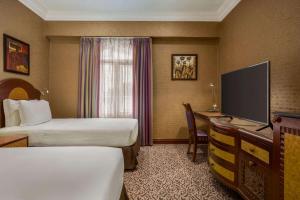 Ένα ή περισσότερα κρεβάτια σε δωμάτιο στο Grand Regency Doha, Trademark Collection by Wyndham