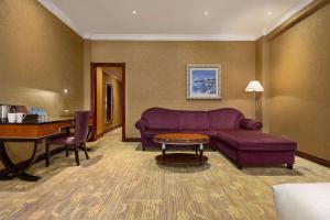 Χώρος καθιστικού στο Grand Regency Doha, Trademark Collection by Wyndham