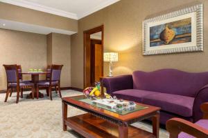 Χώρος καθιστικού στο Grand Regency Doha, Trademark Collection by Wyndham