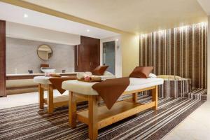 Χώρος καθιστικού στο Grand Regency Doha, Trademark Collection by Wyndham
