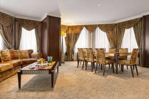 Χώρος καθιστικού στο Grand Regency Doha, Trademark Collection by Wyndham