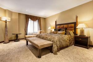 Ένα ή περισσότερα κρεβάτια σε δωμάτιο στο Grand Regency Doha, Trademark Collection by Wyndham