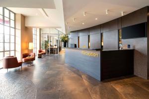 eine Lobby mit Rezeption in einem Gebäude in der Unterkunft Best Western Plus Hôtel Colbert in Châteauroux
