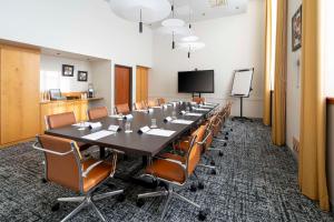 ein großer Konferenzraum mit einem langen Tisch und Stühlen in der Unterkunft Best Western Plus Hôtel Colbert in Châteauroux