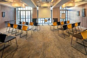 ein Konferenzraum mit Stühlen und einem Tisch in der Unterkunft Best Western Plus Hôtel Colbert in Châteauroux
