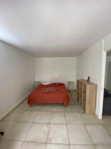 Postel nebo postele na pokoji v ubytování Appartement paisible avec jardin