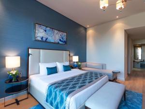 Postel nebo postele na pokoji v ubytování Rixos The Palm Hotel & Suites - Ultra All Inclusive