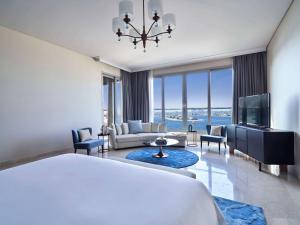 Postel nebo postele na pokoji v ubytování Rixos The Palm Hotel & Suites - Ultra All Inclusive