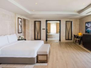 Postel nebo postele na pokoji v ubytování Rixos The Palm Hotel & Suites - Ultra All Inclusive
