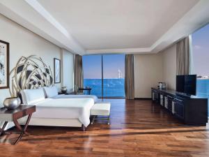 TV a/nebo společenská místnost v ubytování Rixos The Palm Hotel & Suites - Ultra All Inclusive