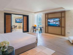Postel nebo postele na pokoji v ubytování Rixos The Palm Hotel & Suites - Ultra All Inclusive