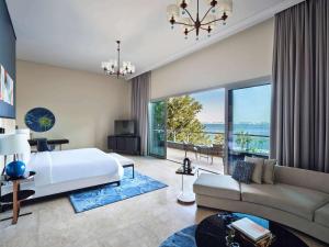 Postel nebo postele na pokoji v ubytování Rixos The Palm Hotel & Suites - Ultra All Inclusive