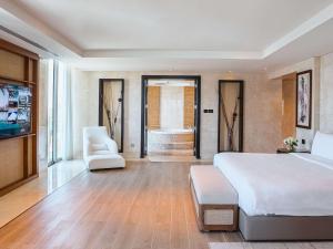 Postel nebo postele na pokoji v ubytování Rixos The Palm Hotel & Suites - Ultra All Inclusive