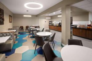 Restaurace v ubytování Microtel Inn & Suites by Wyndham Buda Austin South