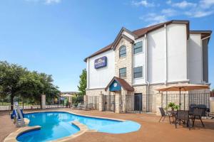 Bazén v ubytování Microtel Inn & Suites by Wyndham Buda Austin South nebo v jeho okolí