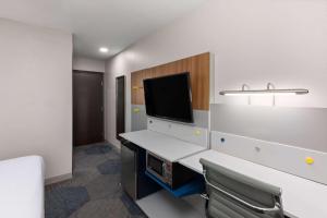 TV a/nebo společenská místnost v ubytování Microtel Inn & Suites by Wyndham Buda Austin South