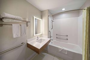 Koupelna v ubytování Microtel Inn & Suites by Wyndham Buda Austin South