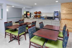 Kuchyň nebo kuchyňský kout v ubytování Days Inn & Suites by Wyndham Siler City