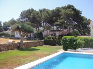 una piscina nel cortile di una casa di Apartamentos Piscis a Cala Blanca