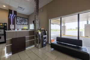 Kuchyň nebo kuchyňský kout v ubytování The Inn&suites SW Omaha