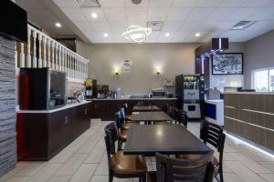 Kuchyň nebo kuchyňský kout v ubytování The Inn&suites SW Omaha