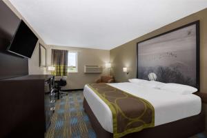 Postel nebo postele na pokoji v ubytování The Inn&suites SW Omaha