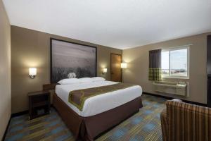 Postel nebo postele na pokoji v ubytování The Inn&suites SW Omaha + 37 fotografií