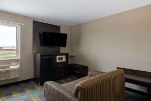 TV a/nebo společenská místnost v ubytování The Inn&suites SW Omaha