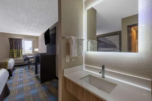TV a/nebo společenská místnost v ubytování The Inn&suites SW Omaha