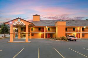 un hotel con un coche aparcado en un aparcamiento en Hotel Oxford, en Oxford