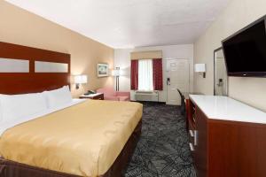 una habitación de hotel con una cama y un televisor en Hotel Oxford, en Oxford 18 fotos más