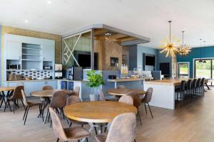 Una cocina o cocineta en Travelodge by Wyndham Roberval
