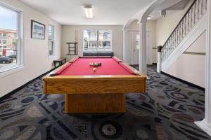 a pool table in the middle of a room at Wildwood Inn Hotel Travelodge Beach & Boardwalk in Wildwood