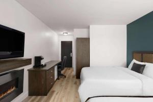 Travelodge by Wyndham Roberval客房内的一张或多张床位