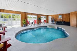 La alberca dentro o cerca de Travelodge by Wyndham Roberval