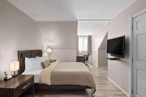 Travelodge by Wyndham Roberval的电视和/或娱乐中心