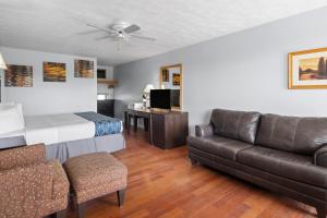 TV a/nebo společenská místnost v ubytování Travelodge by Wyndham Grand Falls + 37 fotografií