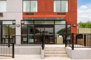 Balkón nebo terasa v ubytování Days Inn by Wyndham Staten Island