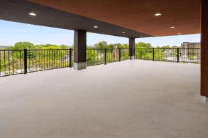 Balkón nebo terasa v ubytování Days Inn by Wyndham Staten Island
