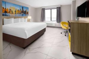 Postel nebo postele na pokoji v ubytování Days Inn by Wyndham Staten Island