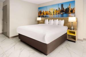 Postel nebo postele na pokoji v ubytování Days Inn by Wyndham Staten Island