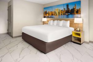 Postel nebo postele na pokoji v ubytování Days Inn by Wyndham Staten Island