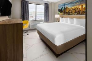 Postel nebo postele na pokoji v ubytování Days Inn by Wyndham Staten Island