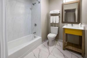 Koupelna v ubytování Days Inn by Wyndham Staten Island + 37 fotografií