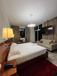 Caruzo Hotel and suites客房内的一张或多张床位