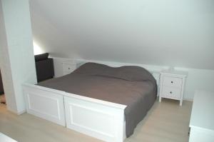 um quarto com uma cama branca e duas mesas de cabeceira brancas em Country house Martinova Klet em Prosenjakovci