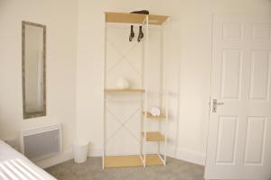 een slaapkamer met een witte kast met een glazen deur bij Parkgate Central, Station & Town in Darlington