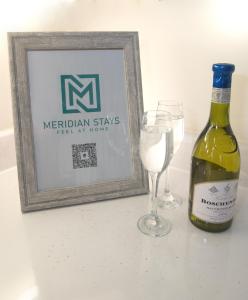 een fles wijn naast een glas wijn bij Parkgate Central, Station & Town in Darlington