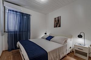 Postel nebo postele na pokoji v ubytování Seaside house for families with children Cove Stratincica, Korcula - 9265 + 23 fotografií
