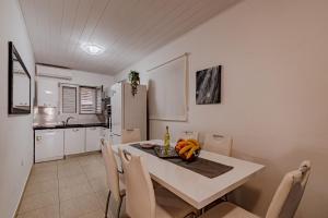 Kuchyňa alebo kuchynka v ubytovaní Seaside house for families with children Cove Stratincica, Korcula - 9265